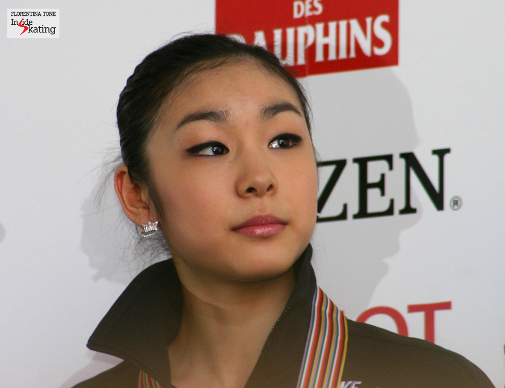 Yuna Kim at the 2010 Worlds in Turin (small medals ceremony), wearing her crown-earrings
