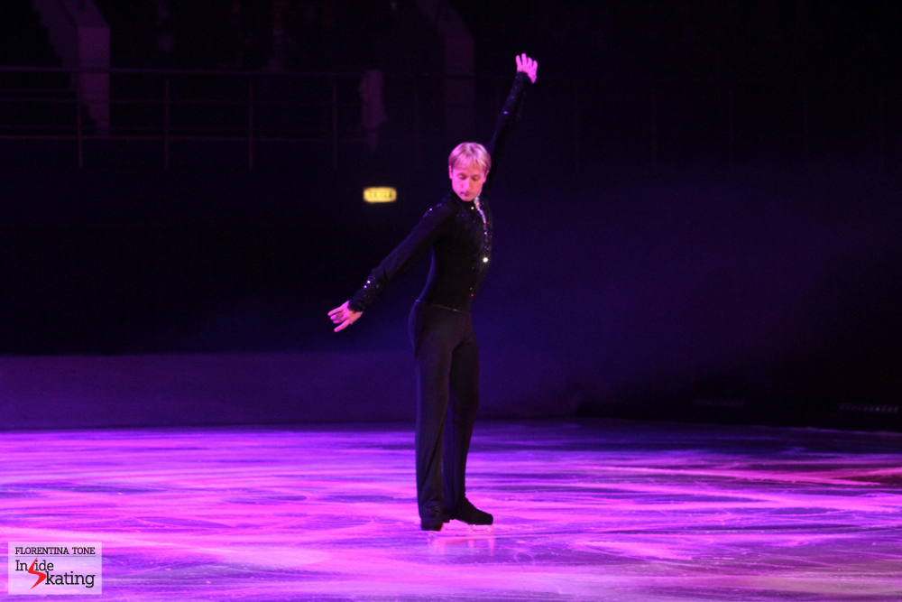 Let's raise the curtain: the show is about to begin! The King himself takes the ice, skating his first program in the gala, "Storm"