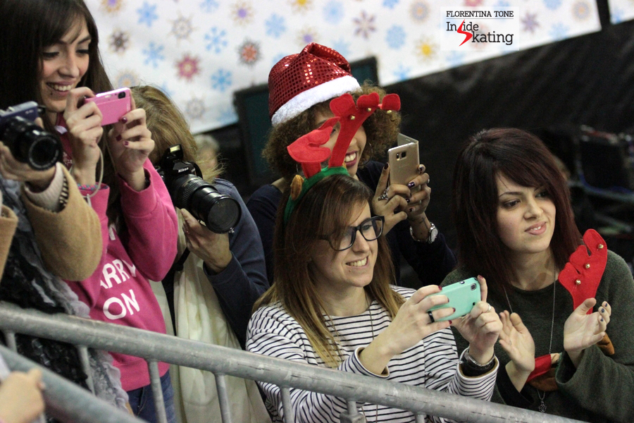 Fans of Yuzuru Hanyu taking pictures of him in the Kiss and Cry