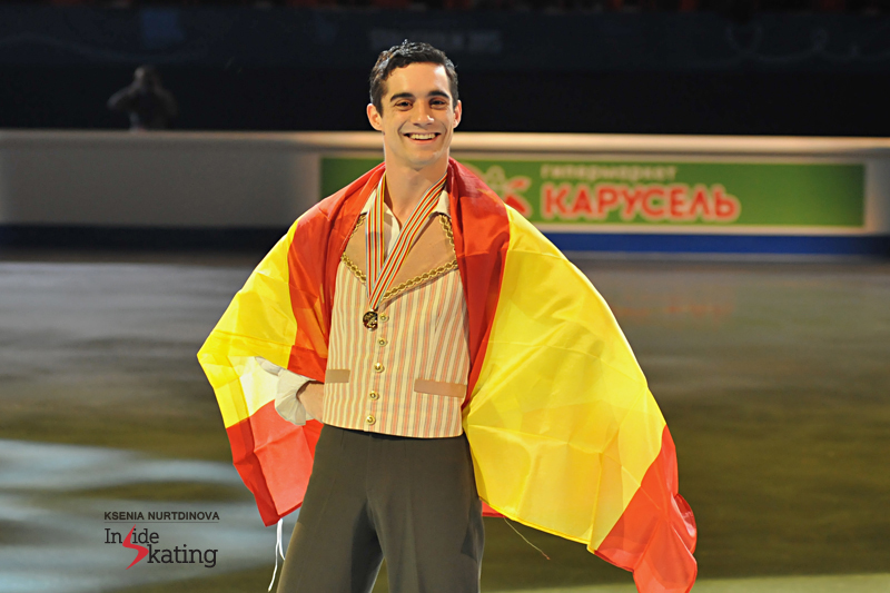 The proud winner of the golden medal, wearing the Spanish flag as if it were a royal mantle