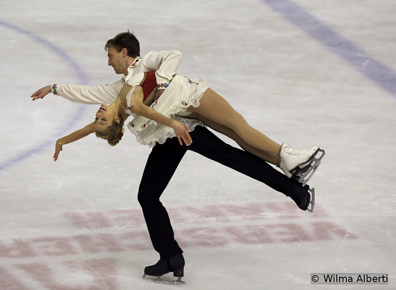 As Alexa Scimeca and Chris Knierim in the pairs event, American ice dancers Danielle Thomas and Daniel Eaton dominated both segments of the competition; for the free dance, they chose to skate to “Czardas” by Zoltan Maga, played by Sonia Lee