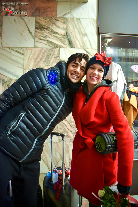 Moscow’s atmosphere surely fits these two: Kaitlyn Weaver and Andrew Poje have just entered the hotel after gala, luggage, smiles, flowers and all – they’ll run to change into their party costumes end enjoy the last act of Rostelecom Cup.