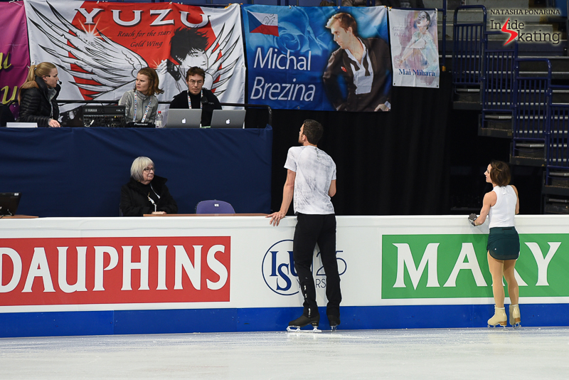 Meagan and Eric at the boards give us the chance to see some of the fans’ banners in the arena (supporting Yuzuru Hanyu, Michal Brezina, Mai Mihara).