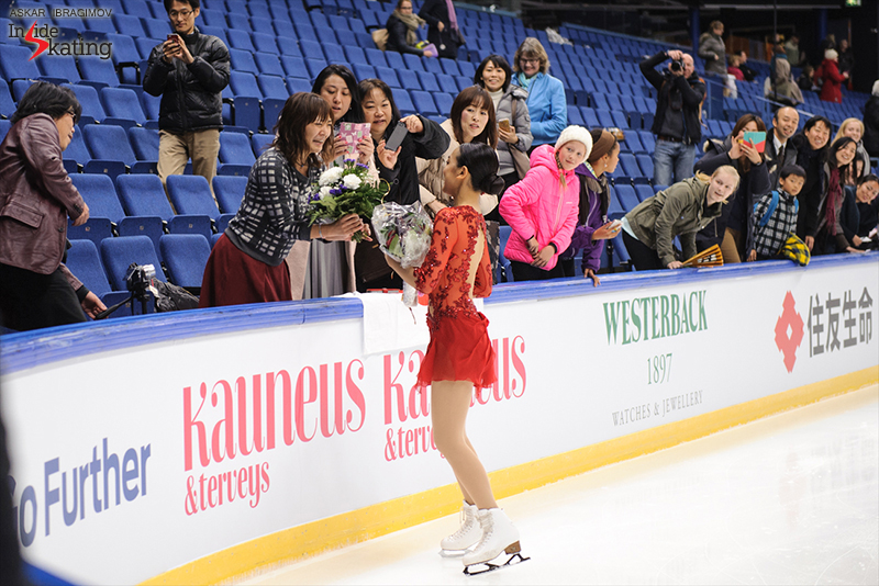 Mao Asada offers her bouquet to a fan 2016 Finlandia Trophy
